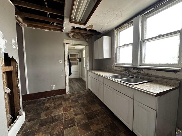 1247 SW Tyler ST, Topeka, KS 66612