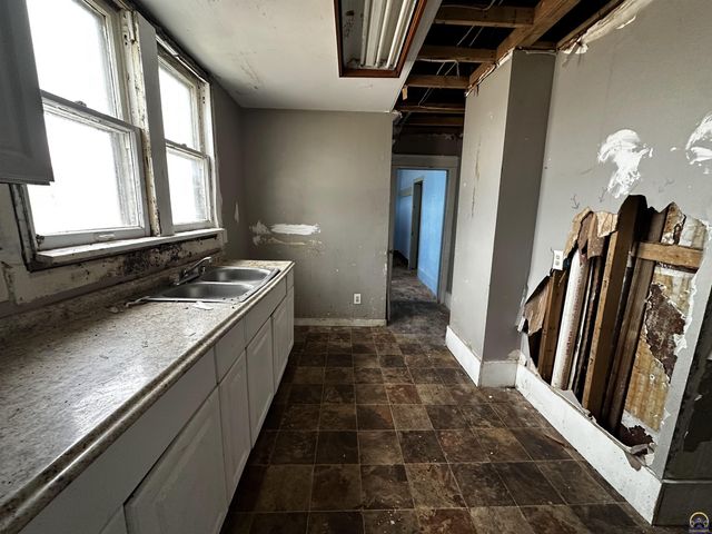 1247 SW Tyler ST, Topeka, KS 66612