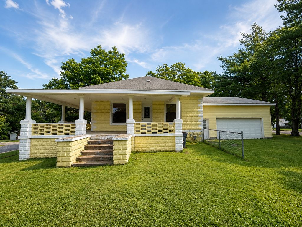 Image 1 of property listing at 501 N Marion Avenue, Salem, IL 62881