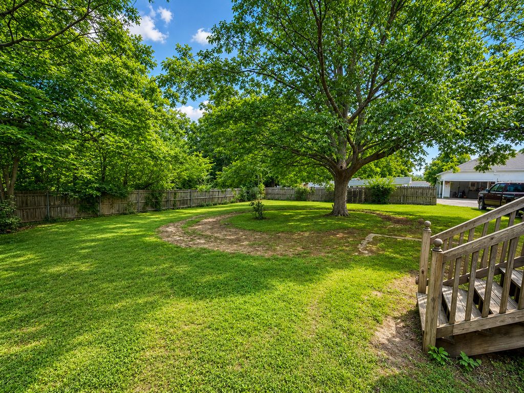 Image 2 of property listing at 501 N Marion Avenue, Salem, IL 62881