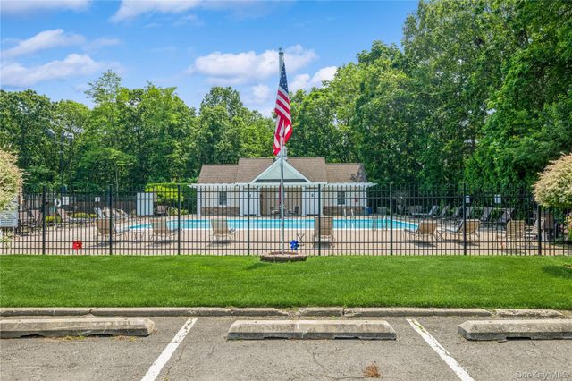 460 Old Town Road 8J, Port Jefferson Station, NY 11776