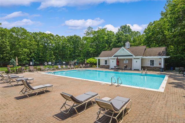 460 Old Town Road 8J, Port Jefferson Station, NY 11776