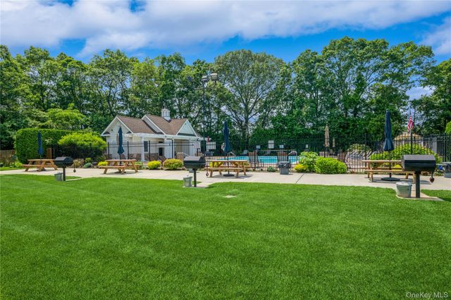 460 Old Town Road 8J, Port Jefferson Station, NY 11776