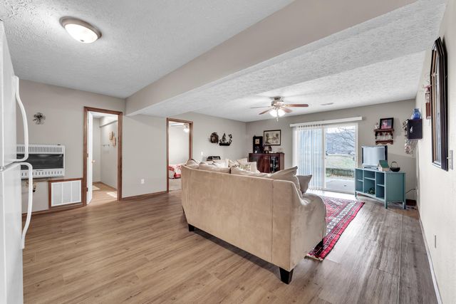 1266 W Bridgewood Place, Nixa, MO 65714