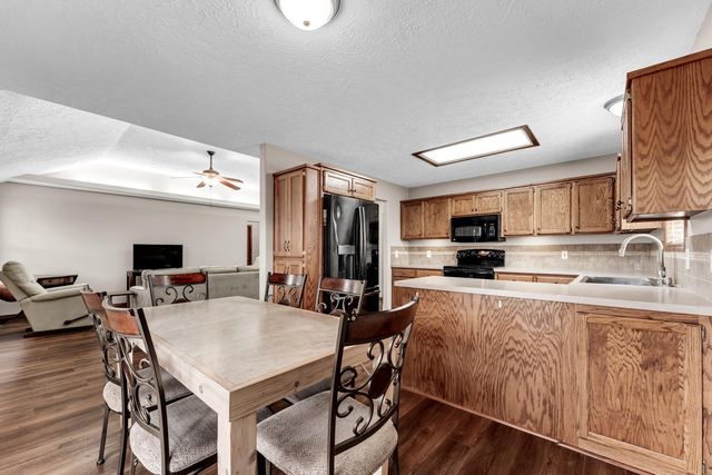 1266 W Bridgewood Place, Nixa, MO 65714