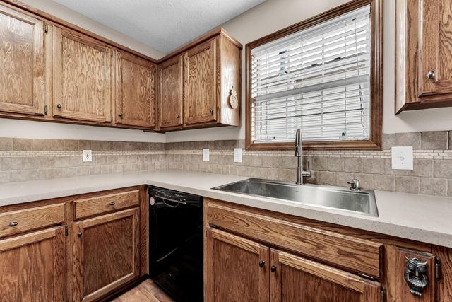 1266 W Bridgewood Place, Nixa, MO 65714