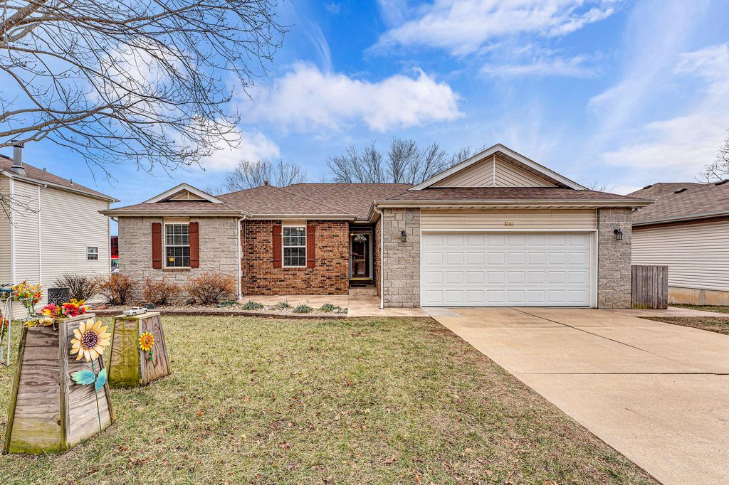 1266 W Bridgewood Place, Nixa, MO 65714
