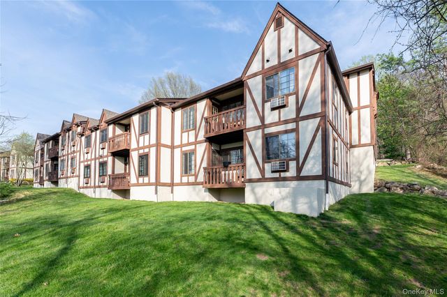 33 Foxwood Circle, Mount Kisco, NY 10549