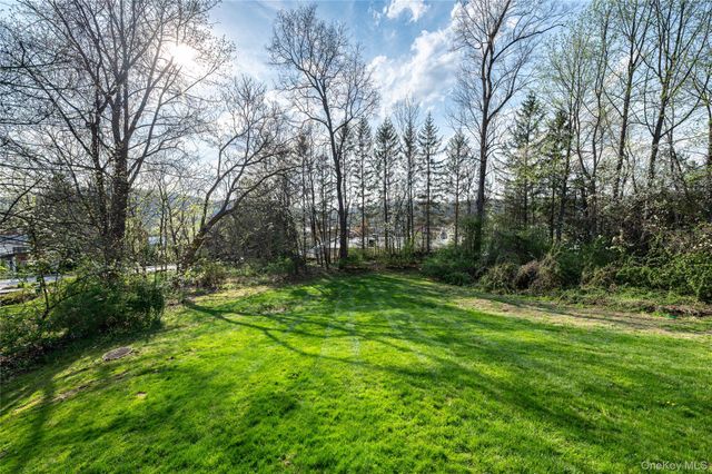 33 Foxwood Circle, Mount Kisco, NY 10549