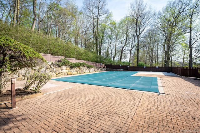 33 Foxwood Circle, Mount Kisco, NY 10549