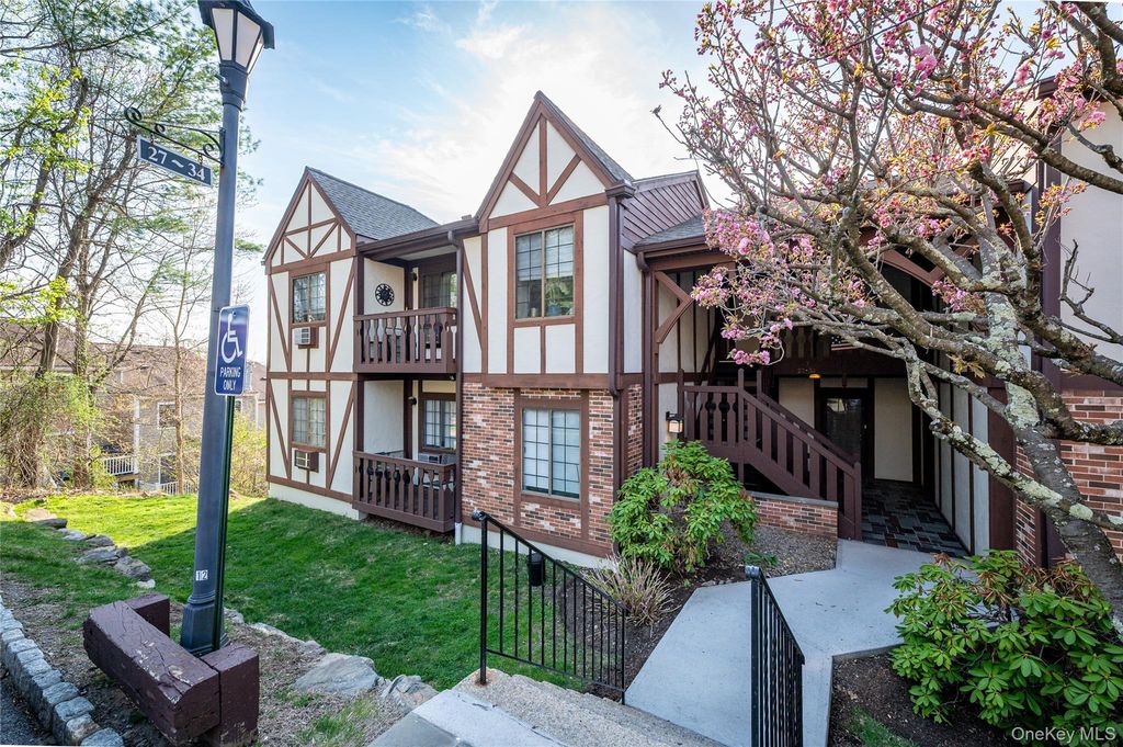33 Foxwood Circle, Mount Kisco, NY 10549