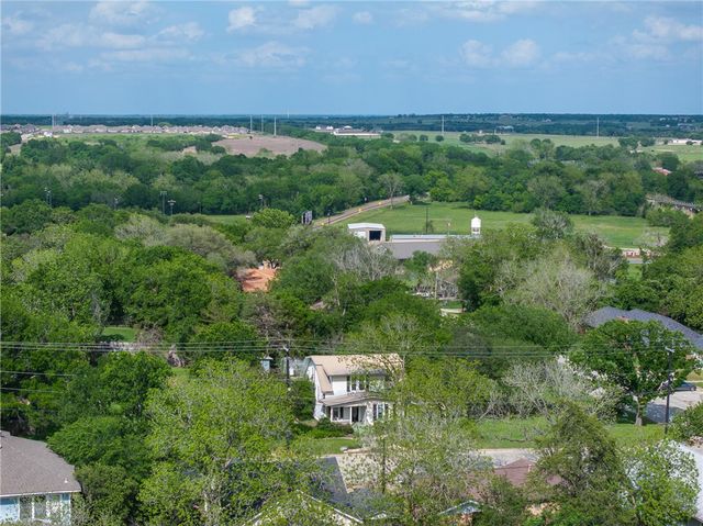 305 South Main Street, Caldwell, TX 77836