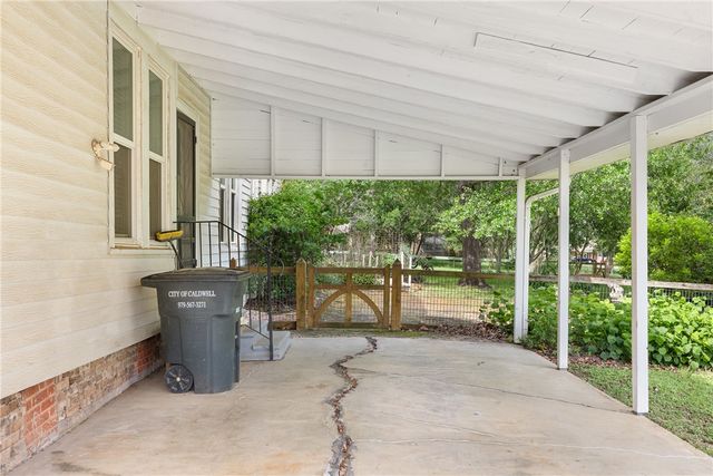 305 South Main Street, Caldwell, TX 77836