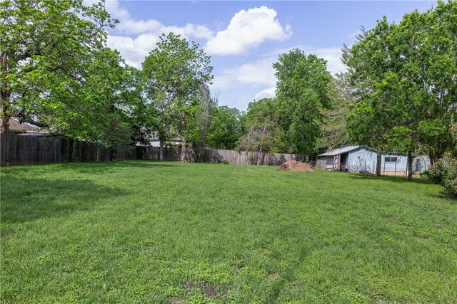 305 South Main Street, Caldwell, TX 77836