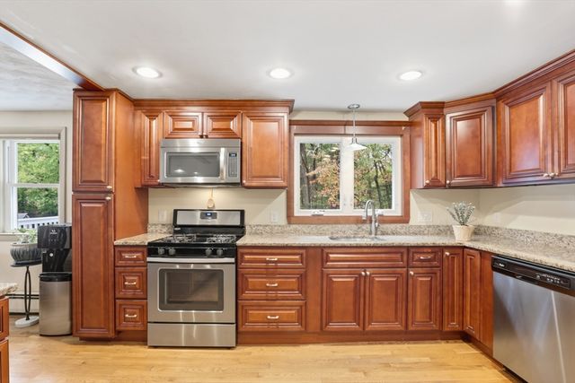 12 Mansfield St, Peabody, MA 01960