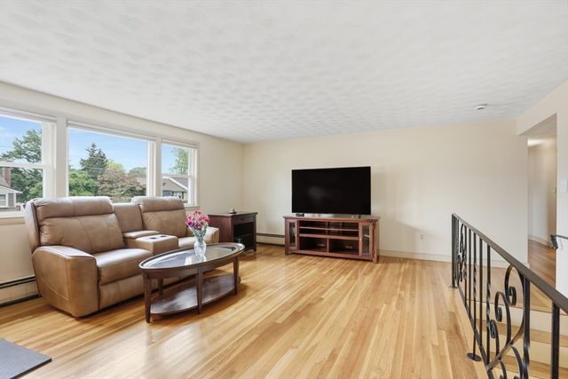 12 Mansfield St, Peabody, MA 01960