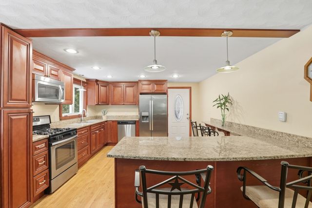 12 Mansfield St, Peabody, MA 01960