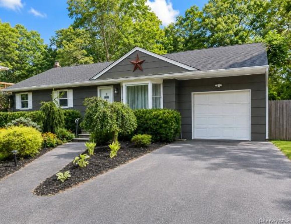 32 Robinson Avenue, Medford, NY 11763 — exterior
