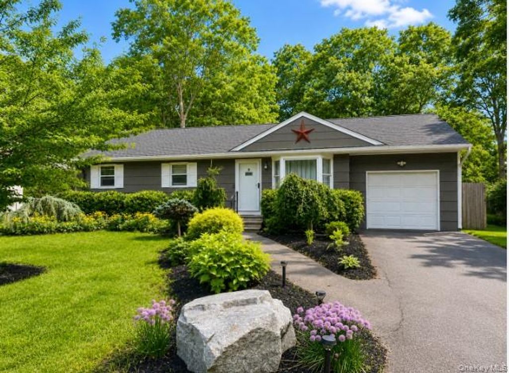 32 Robinson Avenue, Medford, NY 11763 — photo 2