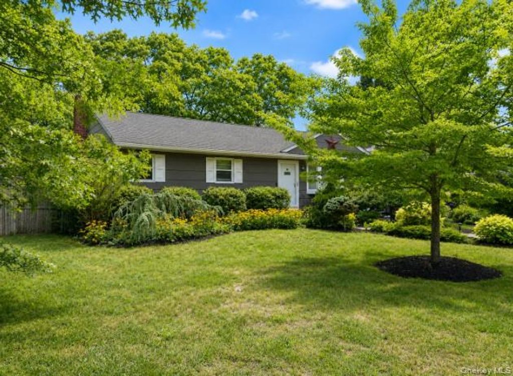 32 Robinson Avenue, Medford, NY 11763 — photo 3