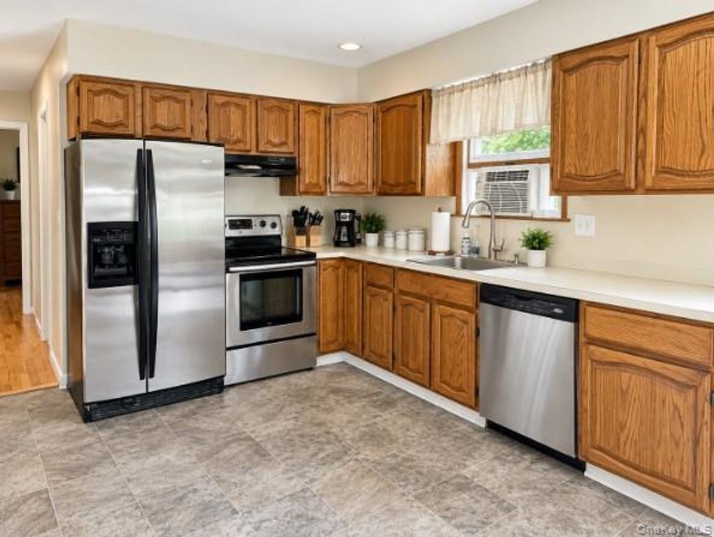 32 Robinson Avenue, Medford, NY 11763 — photo 4