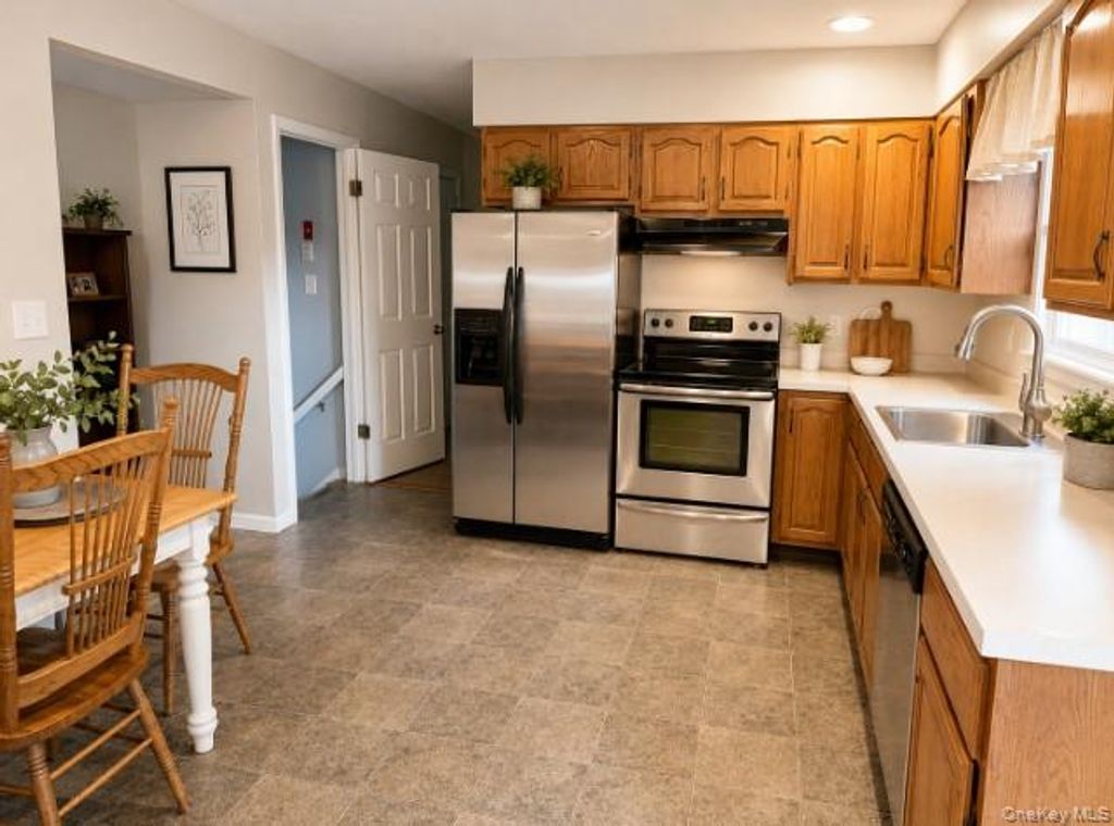 32 Robinson Avenue, Medford, NY 11763 — photo 5