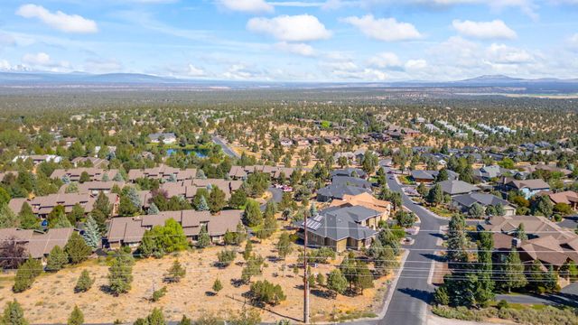 823 Highland View Loop, Redmond, OR 97756