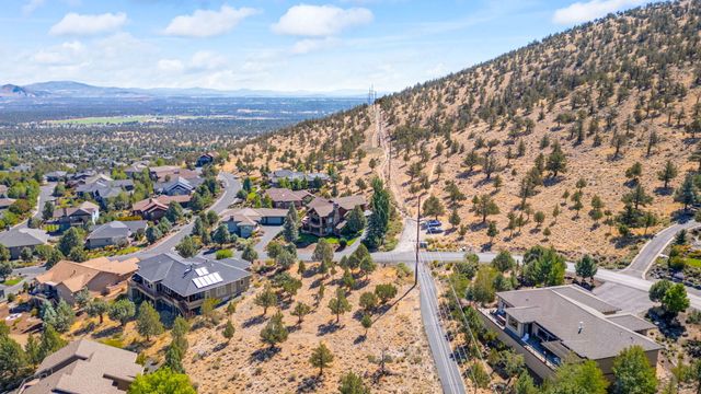 823 Highland View Loop, Redmond, OR 97756
