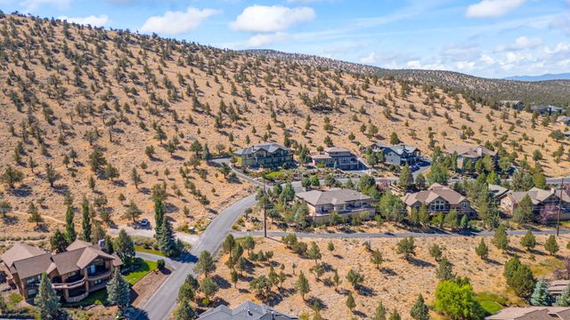 823 Highland View Loop, Redmond, OR 97756