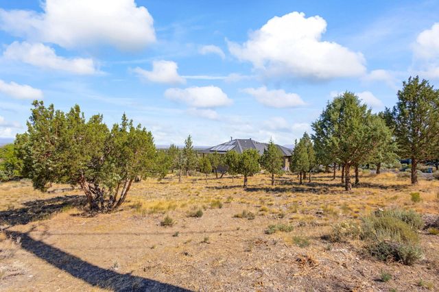 823 Highland View Loop, Redmond, OR 97756