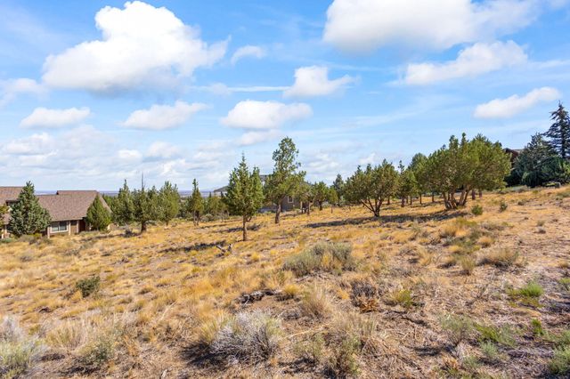 823 Highland View Loop, Redmond, OR 97756