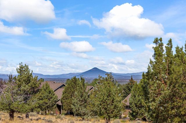 823 Highland View Loop, Redmond, OR 97756