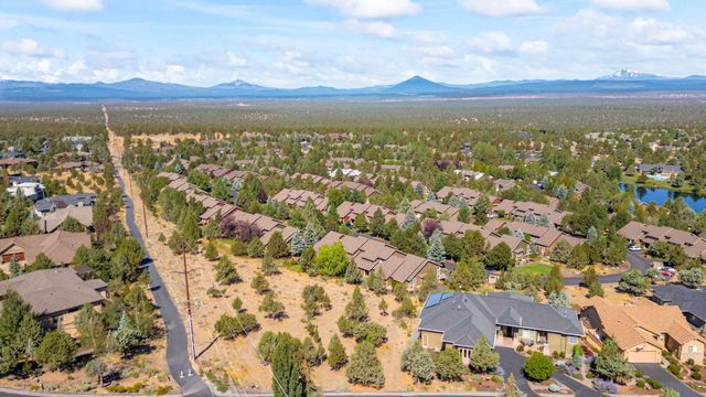 823 Highland View Loop, Redmond, OR 97756