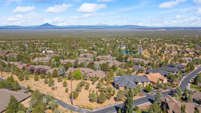 823 Highland View Loop, Redmond, OR 97756