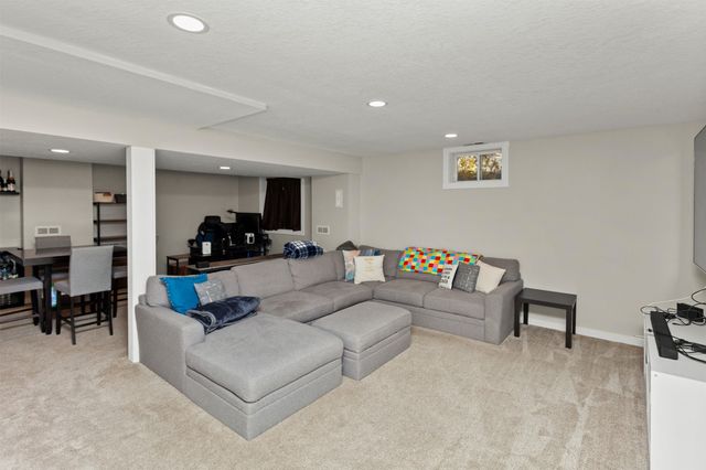 1003 10th Avenue SE, Altoona, IA 50009