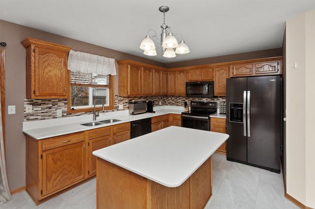 1003 10th Avenue SE, Altoona, IA 50009