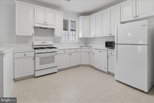 19 FOSTER RD, Pennington, NJ 08534