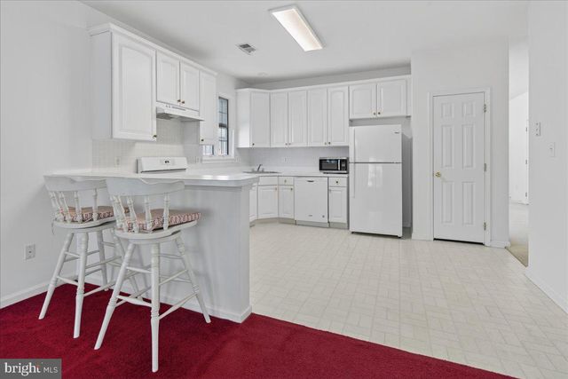 19 FOSTER RD, Pennington, NJ 08534