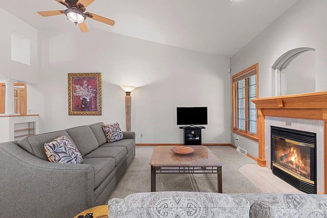 220 E FALCON HILL WAY, Green Bay, WI 54302