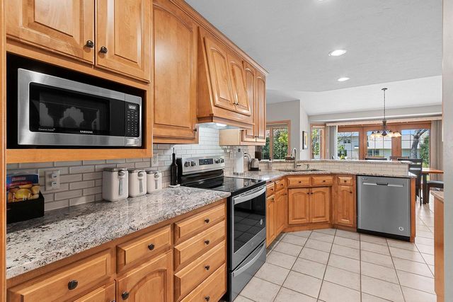 220 E FALCON HILL WAY, Green Bay, WI 54302