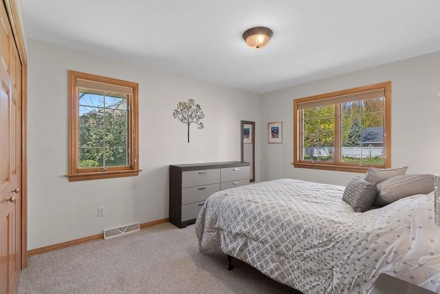 220 E FALCON HILL WAY, Green Bay, WI 54302