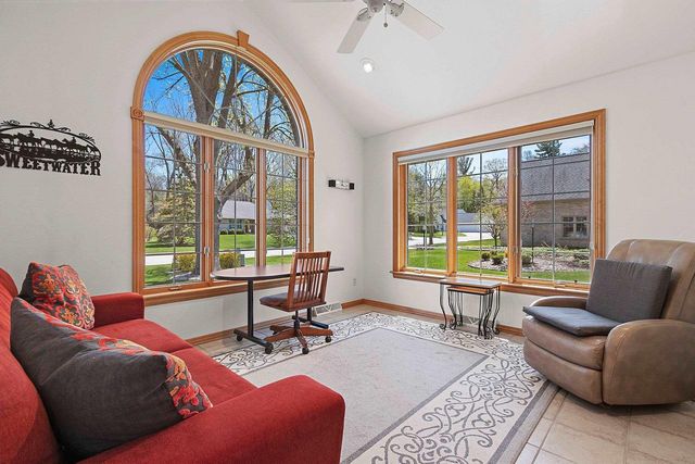 220 E FALCON HILL WAY, Green Bay, WI 54302