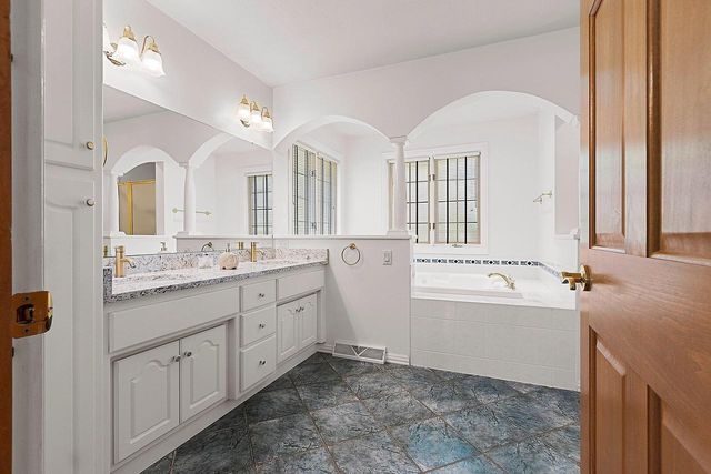 220 E FALCON HILL WAY, Green Bay, WI 54302