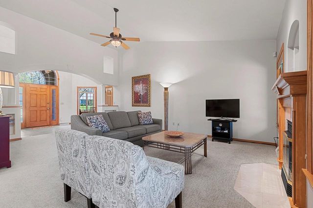 220 E FALCON HILL WAY, Green Bay, WI 54302