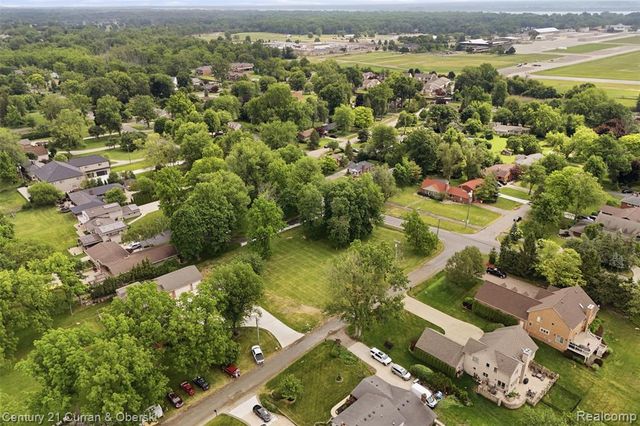00 Southpointe, Grosse Ile, MI 48138