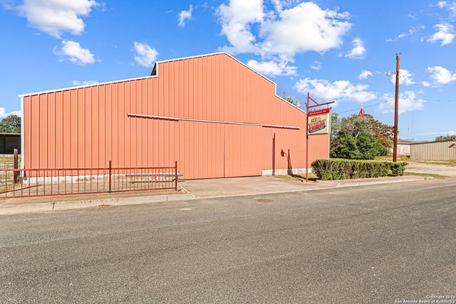 1001 D, Floresville, TX 78114