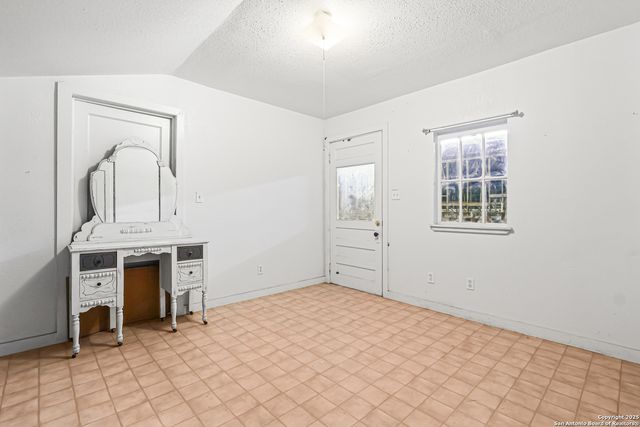 1001 D, Floresville, TX 78114