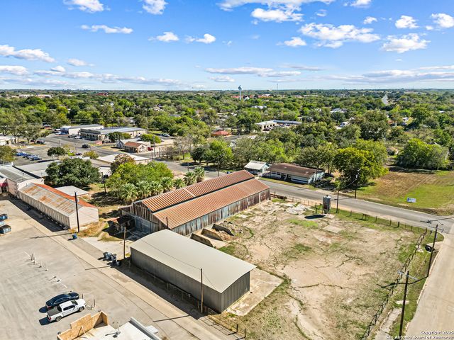 1001 D, Floresville, TX 78114