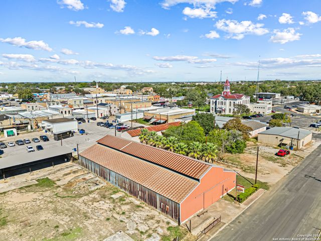 1001 D, Floresville, TX 78114