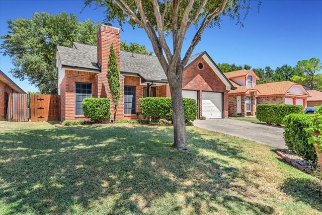215 Ironbark Drive, Arlington, TX 76018